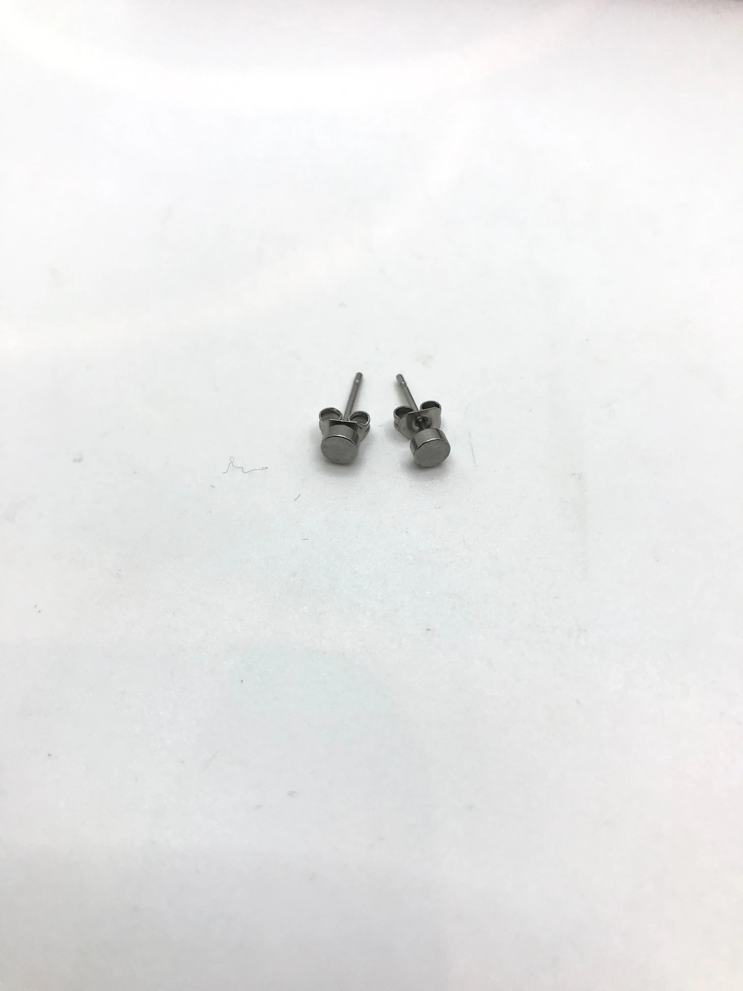 Stainless steel studs(silver color)