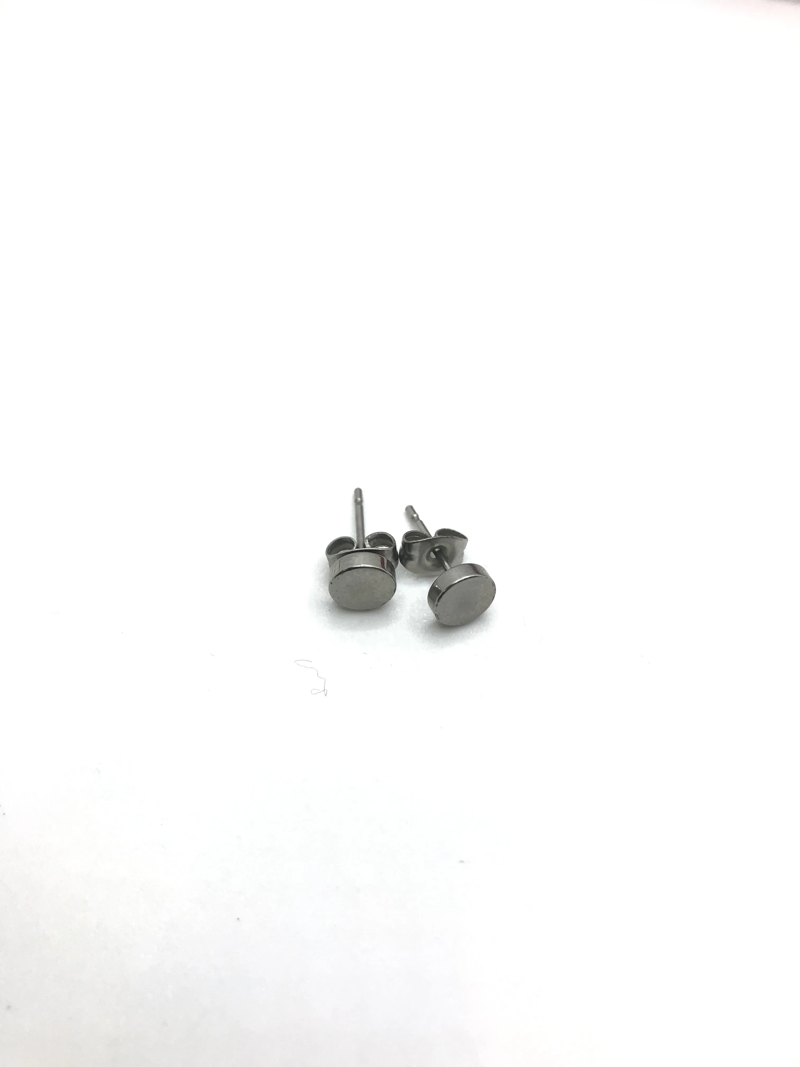 Stainless steel studs(silver color)